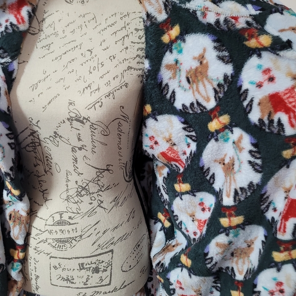 Vera Bradley fleece short robe with hood in L/XL in reindeer snow globe pattern. - Picture 6 of 9